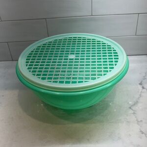 Tupperware Green Colander with Grid Lid